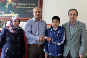 Tosya Kaymakamı TEOG'da t&uuml;m soruları doğru yanıtlayan Yasin'e &ouml;d&uuml;l verdi