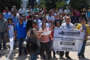 Veillerden ortaokulun İmam Hatip'e d&ouml;n&uuml;şt&uuml;r&uuml;lmesine tepki
