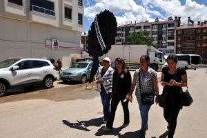 Tunceli'de AK Parti binasına siyah &ccedil;elenk bırakmak isteyen CHP'li kadınlara polis engeli