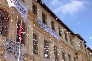 Cağaloğlu Anadolu Lisesi okul y&ouml;netimini protesto eden &ouml;ğrencilere, velilerden yanıt