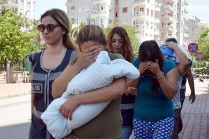 Kucağındaki 1.5 aylık bebekle hırsızlık yapmış