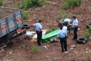 Kilis'te devrilen kamyonun s&uuml;r&uuml;c&uuml;s&uuml; &ouml;ld&uuml;
