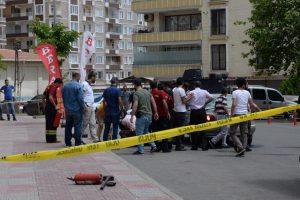 Eşiyle velayet konusunda anlaşamayınca kendini yakmaya kalktı