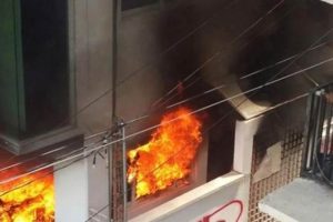 &Ouml;ğretmenler binaları ele ge&ccedil;irdi: 2 polis rehin!