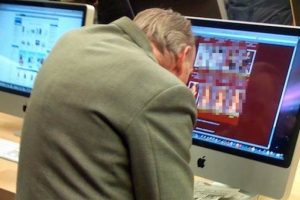 Mesaide porno film izlerken kalp krizi ge&ccedil;irip &ouml;ld&uuml;!
