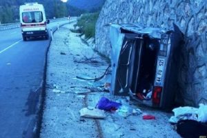 Otomobil ineğe &ccedil;arptı: 1 &ouml;l&uuml;, 4 yaralı
