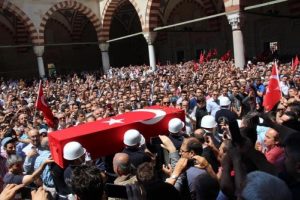 Selimiye Camisi'ndeki şehit cenazesinde Atat&uuml;rk'e alkış