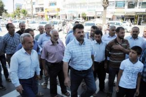 Altyapı hizmeti alamayan mahalleli, belediyeyi protesto etti