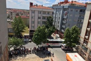 Bunalıma giren şahıs &ccedil;atıya &ccedil;ıktı