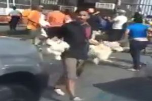 Tavuk taşıyan kamyon b&ouml;yle yağmalandı