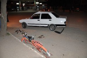 Otomobilin &ccedil;arptığı bisiklet s&uuml;r&uuml;c&uuml;s&uuml; yaralandı