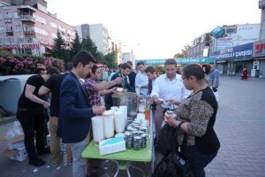 Bursa AK Parti Gen&ccedil;lik Kolları'ndan 'iftara beş kala' projesi