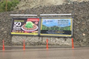 '3200 Artvinli'ye teşekk&uuml;r' afişi gerginlik yarattı