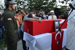 Binlerce kişi şehidi son yolculuğuna uğurladı