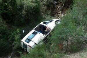 Minib&uuml;s dere yatağına yuvarlandı: 5 kişi yaralandı