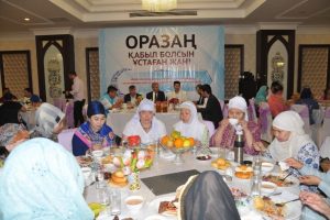 TDV Kazakistan'da 'iftarda iyilik sofrası' kurdu