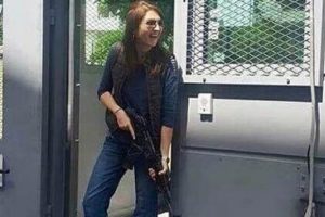 Şehit kadın polis 'canlı bomba'yı yere yatırıp kelep&ccedil;e takmış