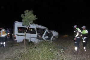 Minib&uuml;s aydınlanma direğine &ccedil;arptı: 2 &ouml;l&uuml;
