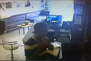 G&uuml;venlik kamerasını 't&uuml;k&uuml;r&uuml;kl&uuml; kağıt'la kapattı