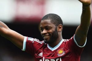 Alex Song'un menajeri aracılığıyla Galatasaray'a mesaj g&ouml;nderdiği &ouml;ğrenildi