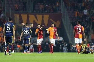 Manisalı Kahveci Sadrettin Turan, Fenerbah&ccedil;e yenilince &ccedil;ayları bedava dağıtıyor