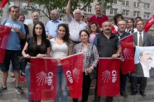 Kılı&ccedil;daroğlu'na y&ouml;nelik saldırılar K&ouml;ln'de protesto edildi