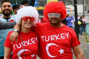 T&uuml;rk taraftarlar, Paris sokaklarında renkli g&ouml;r&uuml;nt&uuml;ler sergiledi