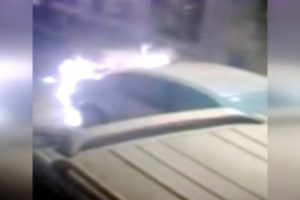 Canını hi&ccedil;e sayarak yanan aracı kullandı