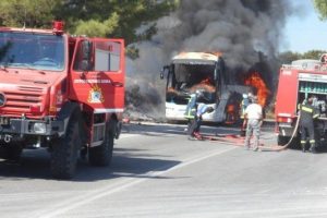 Rodos'ta tur otob&uuml;s&uuml; yandı, 11 T&uuml;rk yolcu da &ouml;l&uuml;mden d&ouml;nd&uuml;