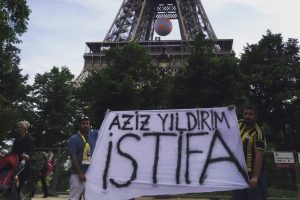 Paris'te "Aziz Yıldırım istifa" pankartı