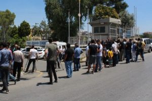 İzmirliler seri katili g&ouml;rmek i&ccedil;in toplandı