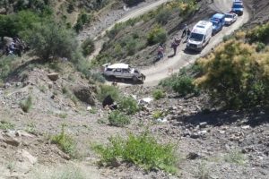 Otomobil u&ccedil;uruma yuvarlandı: Anne ile oğlu &ouml;ld&uuml;