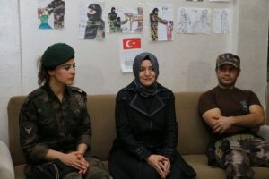 Mardin'de &ouml;zel harekat polislerine &ccedil;ocuklardan anlamlı hediye