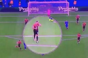 Modric'in gol&uuml;nde Ozan Tufan'ın sa&ccedil;ını d&uuml;zeltmesi herkesi &ccedil;ıldırttı