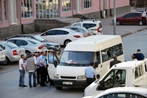Sokak ortasında pompalı t&uuml;fekli ve sopalı kavga