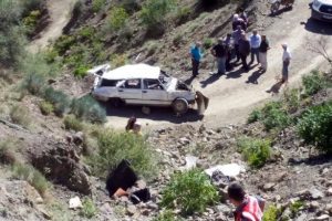 Artvin'de trafik kazası: 2 &ouml;l&uuml;