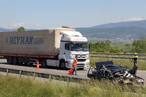 Otomobil tır'a &ccedil;arptı: 4 yaralı