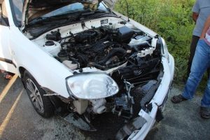 Kaza sonrası yanan otomobili vatandaşlar s&ouml;nd&uuml;rd&uuml;