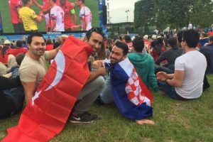 T&uuml;rk ve Hırvat taraftarların dostluğu g&uuml;ne damgasını vurdu
