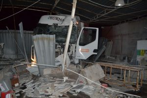 Bursa'da akılalmaz kaza! TIR servis aracını bi&ccedil;ti!