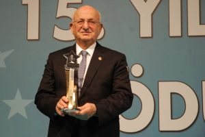 TBMM Başkanı Kahraman'a 'Siyaset Onur &Ouml;d&uuml;l&uuml;'