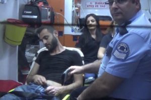 Bursa'da takside sızan genci polis ara&ccedil;tan zor &ccedil;ıkardı