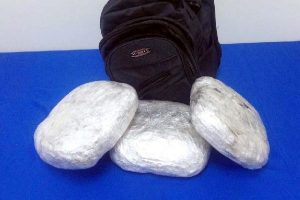 Otob&uuml;s yolcusunun sırt &ccedil;antasında 3 kilo esrar