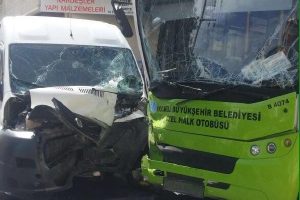 Servis minib&uuml;s&uuml; halk otob&uuml;s&uuml;ne &ccedil;arptı: 21 yaralı