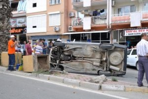 Otomobil ref&uuml;jdeki beton &ccedil;i&ccedil;ekliğe &ccedil;arptı: 1 yaralı