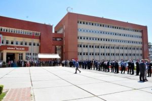 Adana'da yeni valiyi karşılama kuyruğu