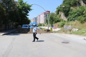 Tapulu arazisine yol yapıldığı i&ccedil;in toprak d&ouml;k&uuml;p ulaşıma kapattı, polis 412 lira ceza kesti