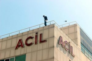 İstediği ila&ccedil;ları yazdıramayınca hastane terasında intihara kalkıştı