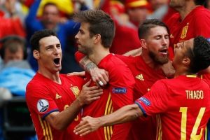 İspanya, &Ccedil;ek Cumhuriyeti'ni Pique'nin gol&uuml;yle yenmeyi başardı