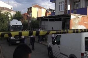Tartıştığı karısını boğazından bı&ccedil;aklayarak &ouml;ld&uuml;rd&uuml;